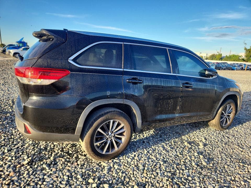 2018 TOYOTA HIGHLANDER XLE 3