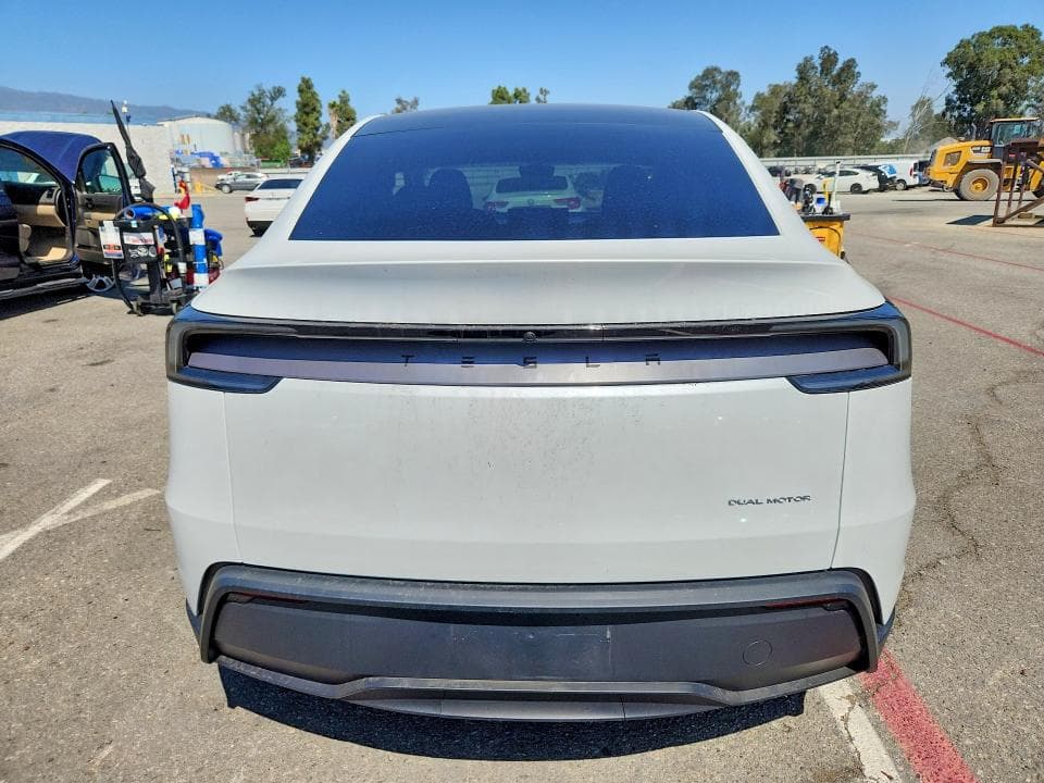 2026 TESLA MODEL Y 6