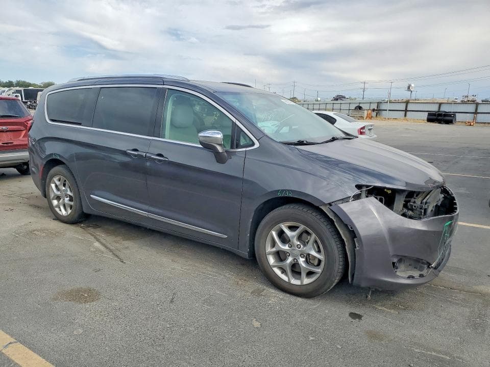 2017 CHRYSLER PACIFICA LIMITED 4