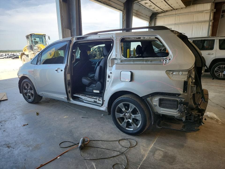 2019 TOYOTA SIENNA SE PREMIUM 7-PASSENGER 2