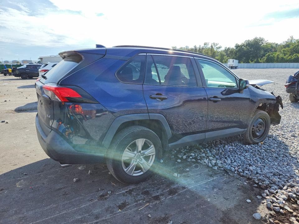 2022 TOYOTA RAV4 XLE 3