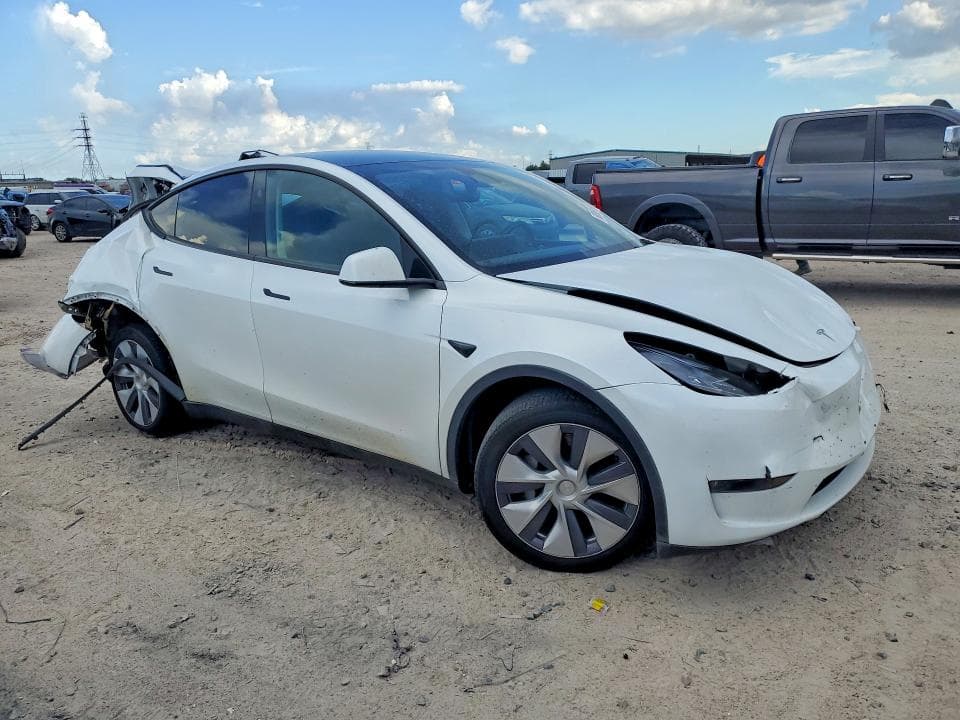 2024 TESLA MODEL Y 4