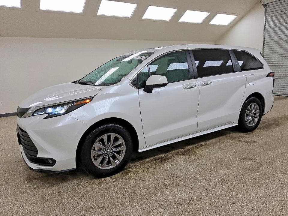 2025 TOYOTA SIENNA XLE 8-PASSENGER