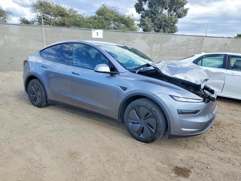 2026 TESLA MODEL  Y 4