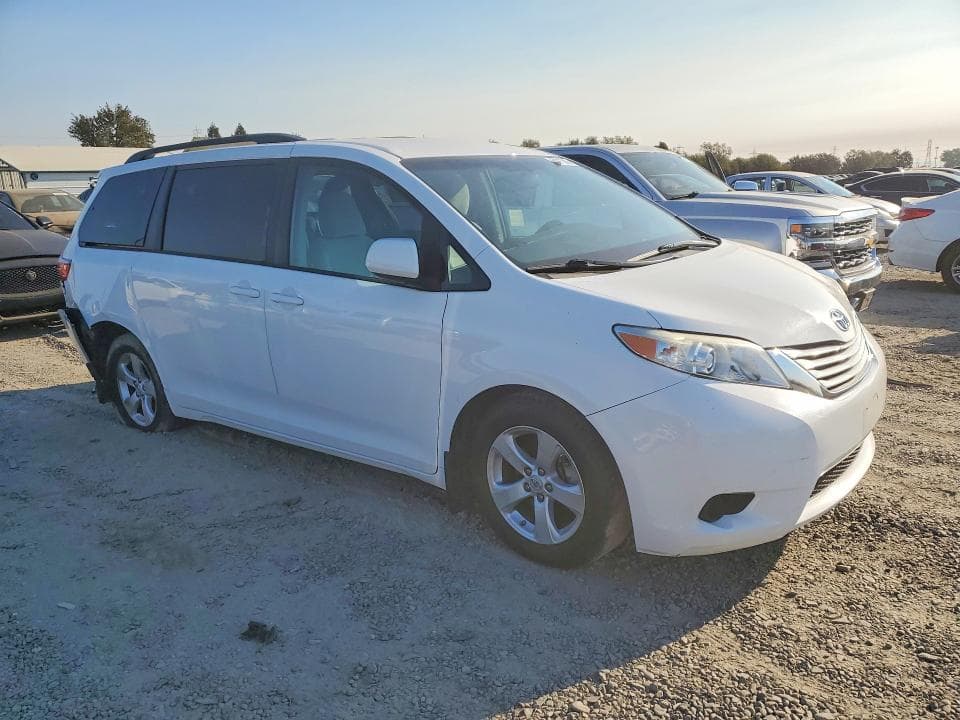 2017 TOYOTA SIENNA LE 4