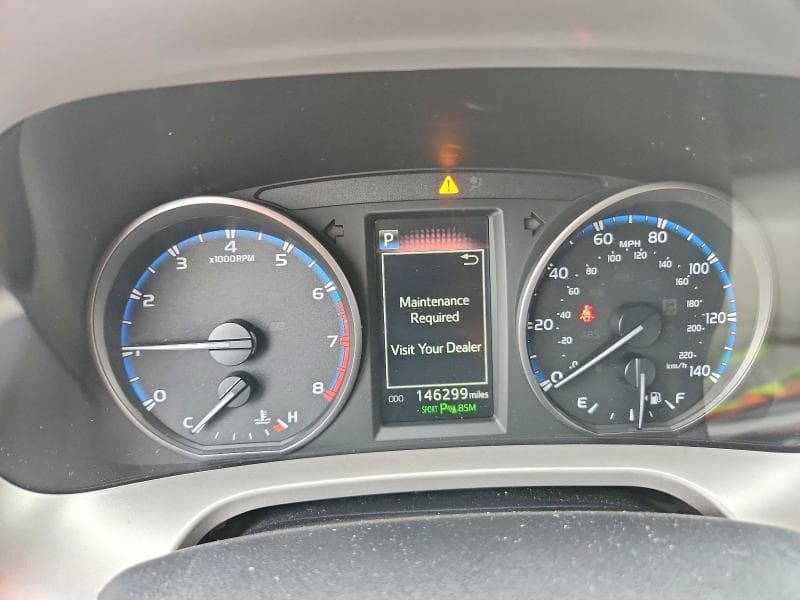 2017 TOYOTA RAV4 XLE 9