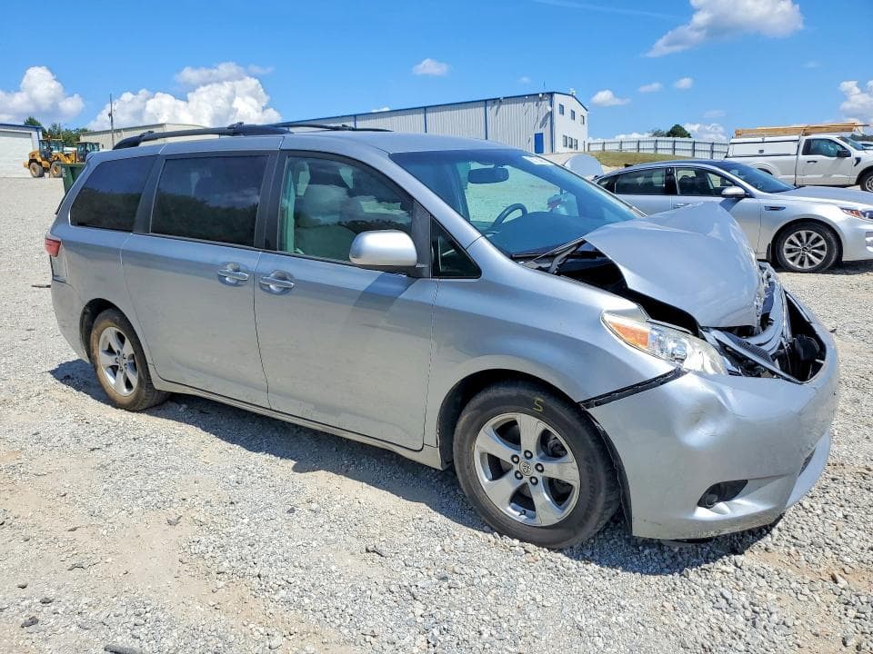 2017 TOYOTA SIENNA LE 4