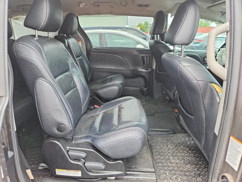 2017 TOYOTA SIENNA SE 11