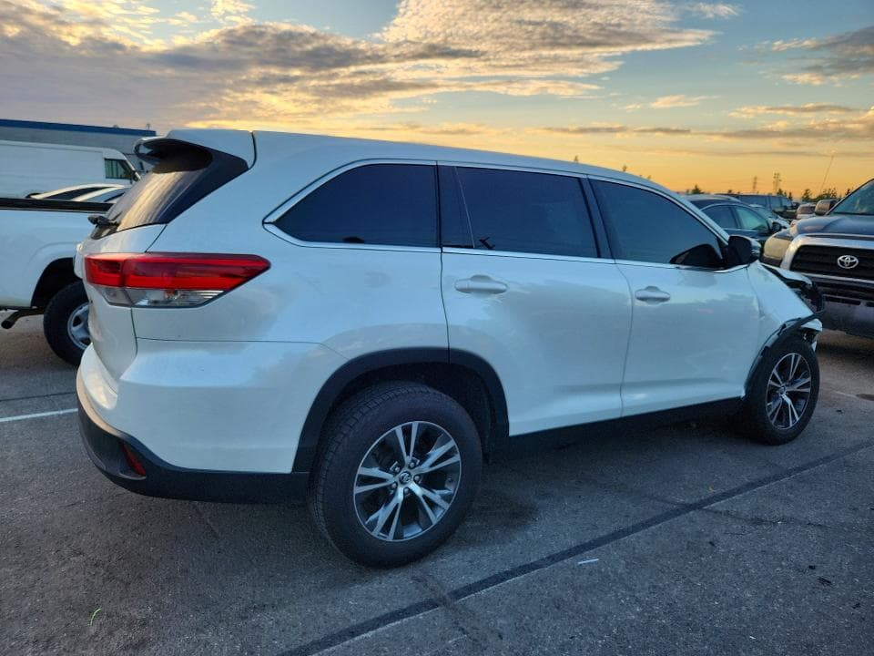 2019 TOYOTA HIGHLANDER LE 3