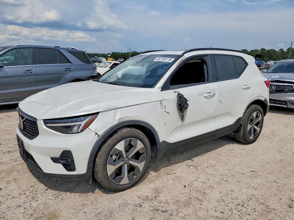 2026 VOLVO XC40 PLUS
