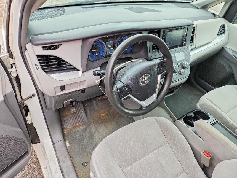 2018 TOYOTA SIENNA LE 8