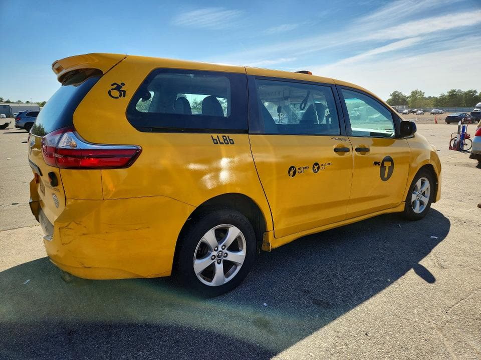 2018 TOYOTA SIENNA L 3
