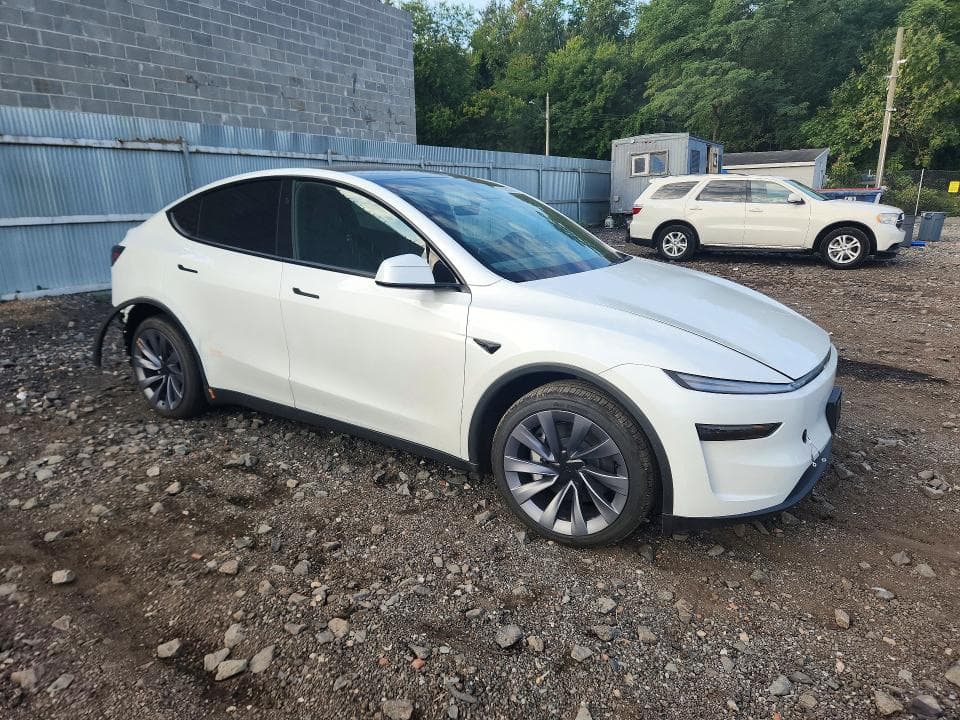 2026 TESLA MODEL Y 4