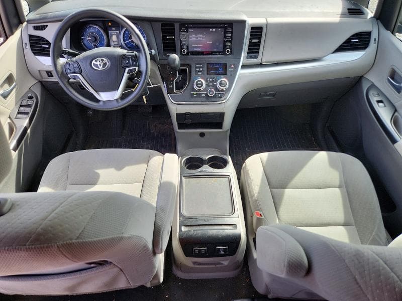 2018 TOYOTA SIENNA LE 8