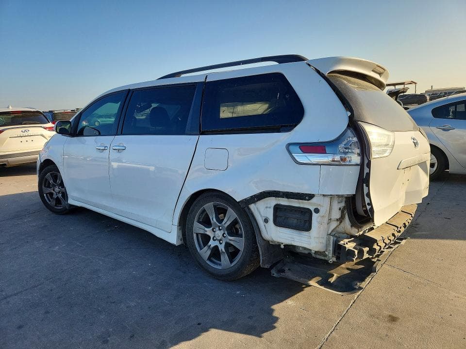 2017 TOYOTA SIENNA SE 2