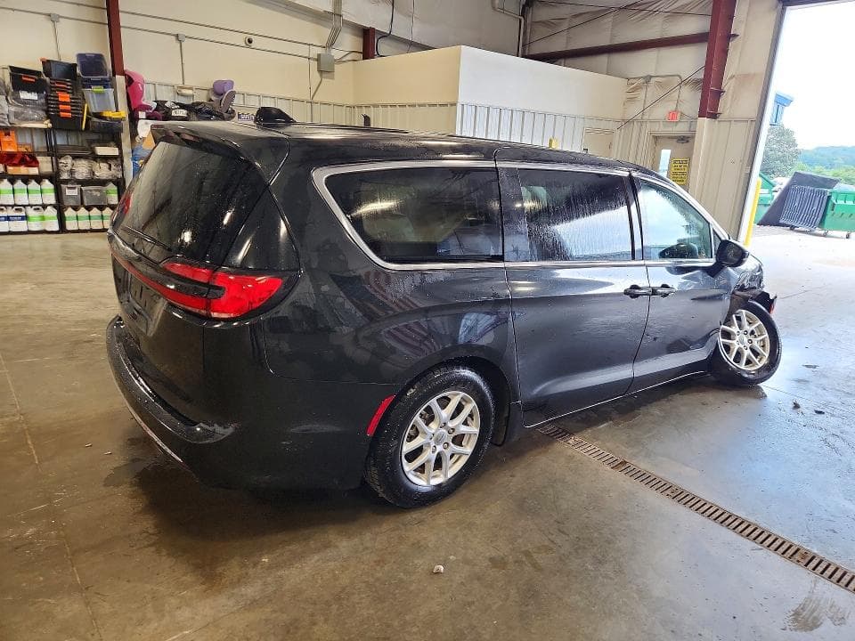 2023 CHRYSLER PACIFICA TOURING L 3