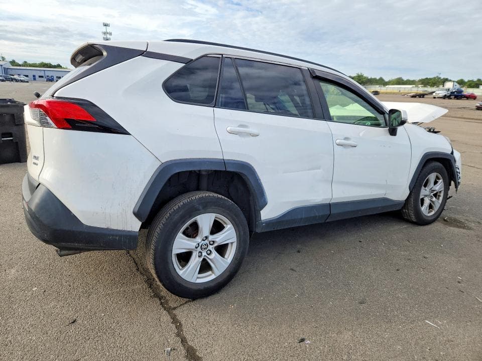 2019 TOYOTA RAV4 XLE 3