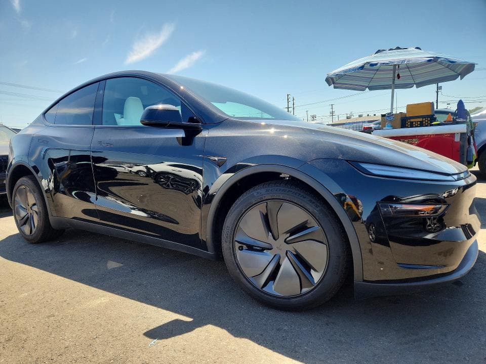 2026 TESLA MODEL Y 4