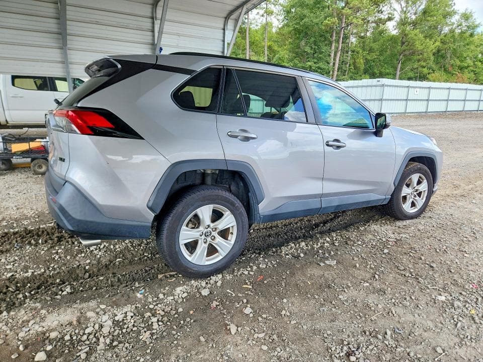 2021 TOYOTA RAV4 XLE 3