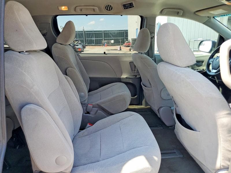 2017 TOYOTA SIENNA LE 11