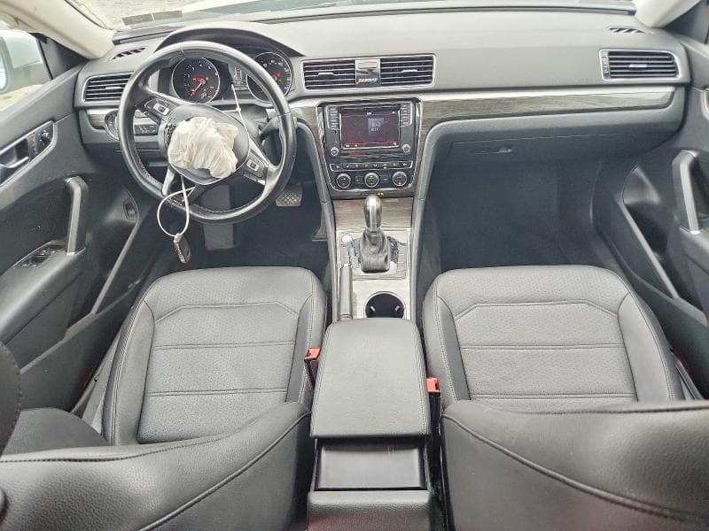 2018 VOLKSWAGEN PASSAT SE 8