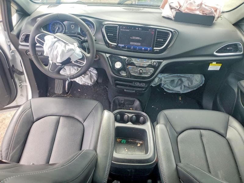 2025 CHRYSLER VOYAGER LX 8