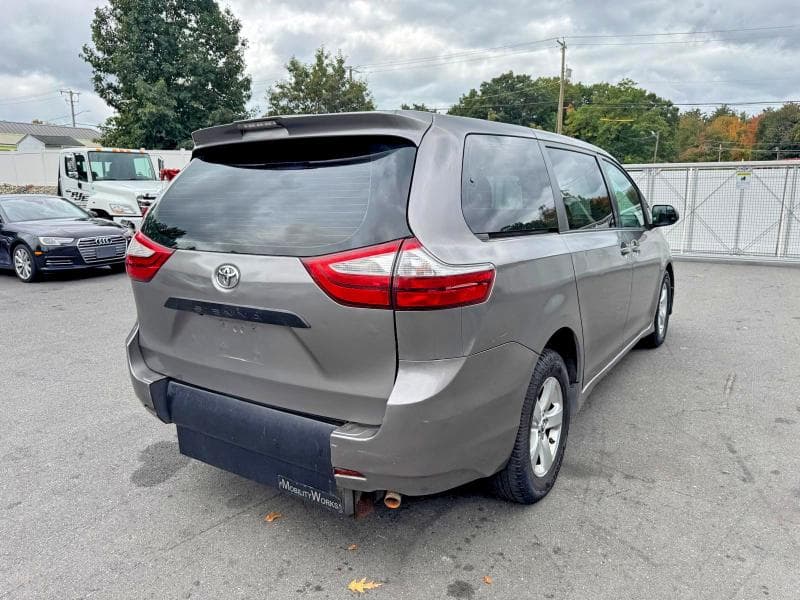 2018 TOYOTA SIENNA L 3