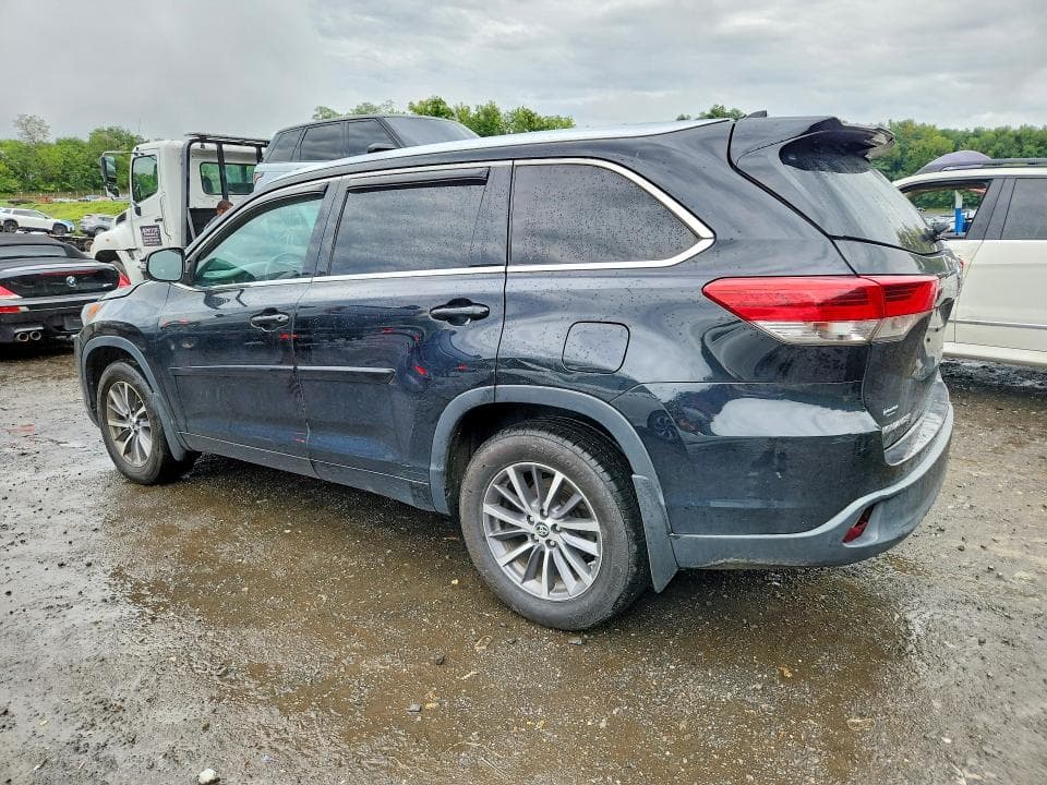 2018 TOYOTA HIGHLANDER SE 2
