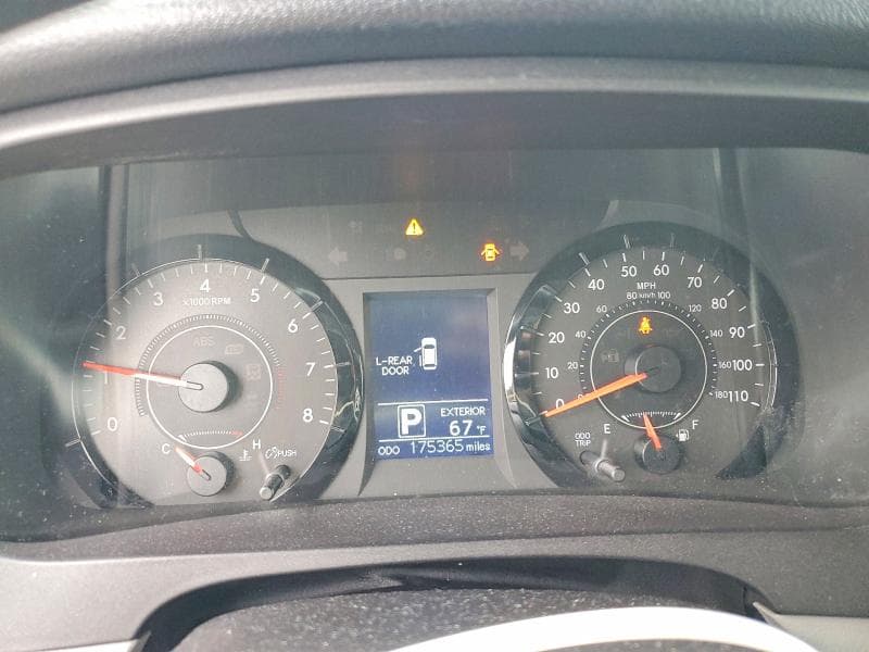 2017 TOYOTA SIENNA LE 9