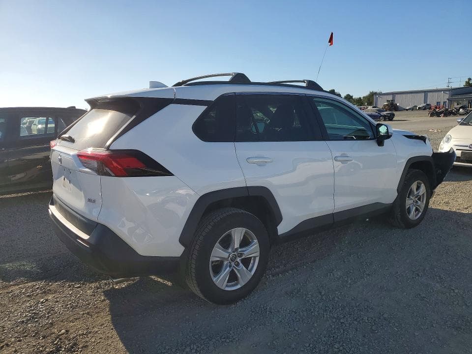 2021 TOYOTA RAV4 XLE 3