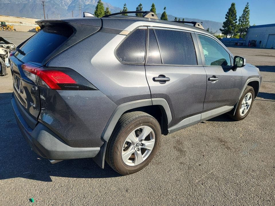 2019 TOYOTA RAV4 XLE 3