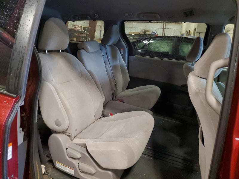2017 TOYOTA SIENNA LE 11