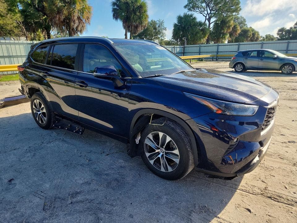 2023 TOYOTA HIGHLANDER XLE 4