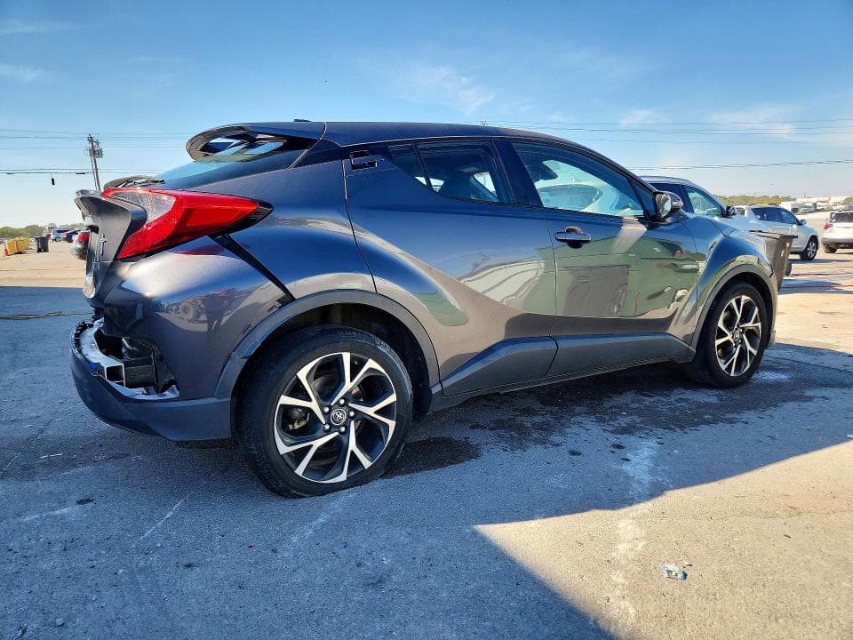 2019 TOYOTA C-HR XLE 3