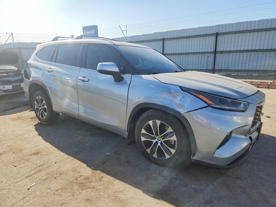 2021 TOYOTA HIGHLANDER XLE 4