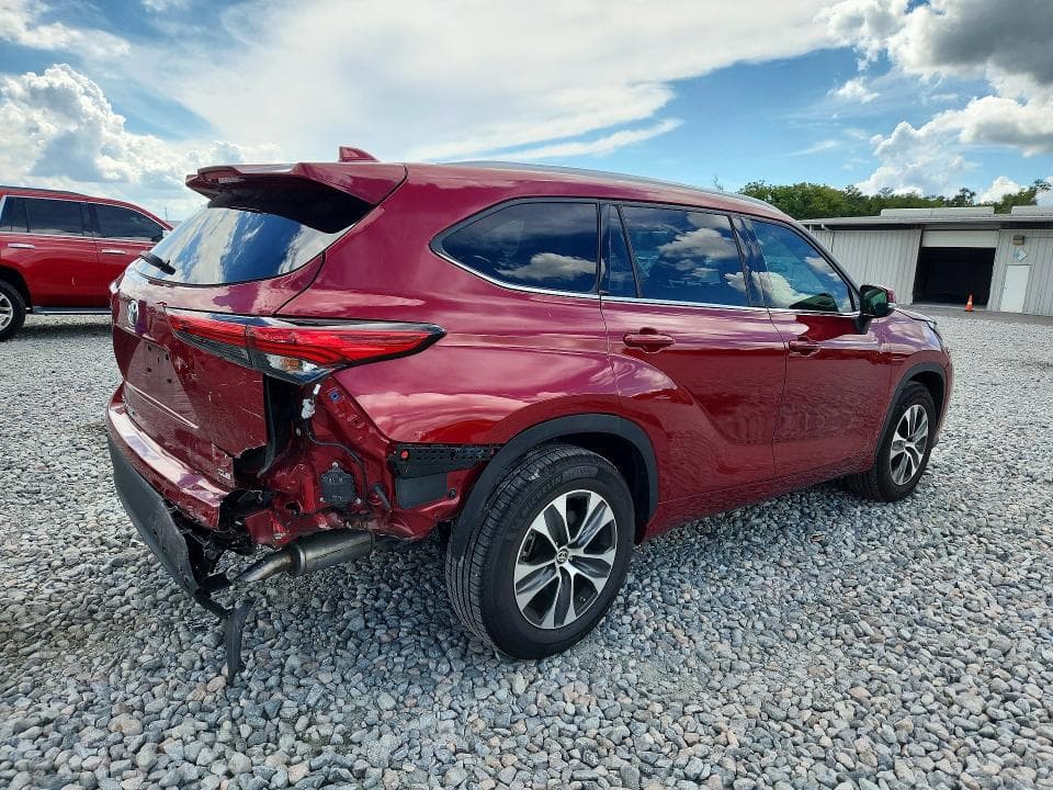 2021 TOYOTA HIGHLANDER XLE 3