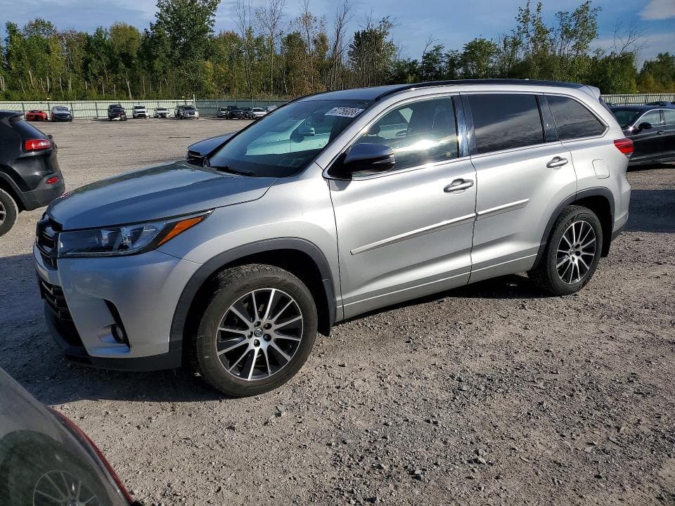 2017 TOYOTA HIGHLANDER SE