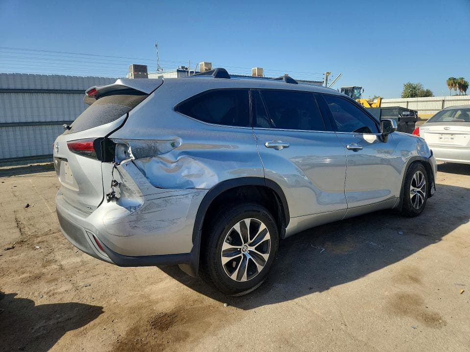 2021 TOYOTA HIGHLANDER XLE 3