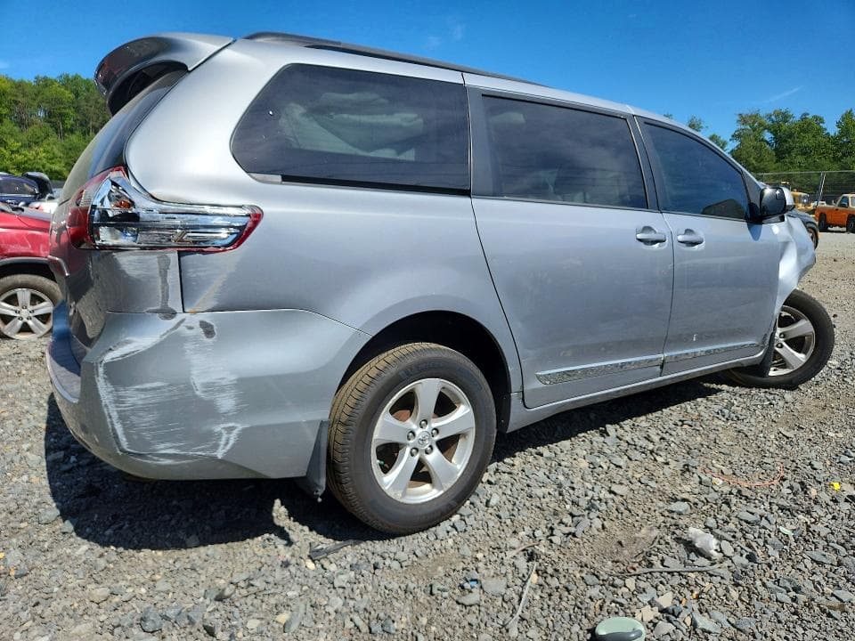 2017 TOYOTA SIENNA LE 3