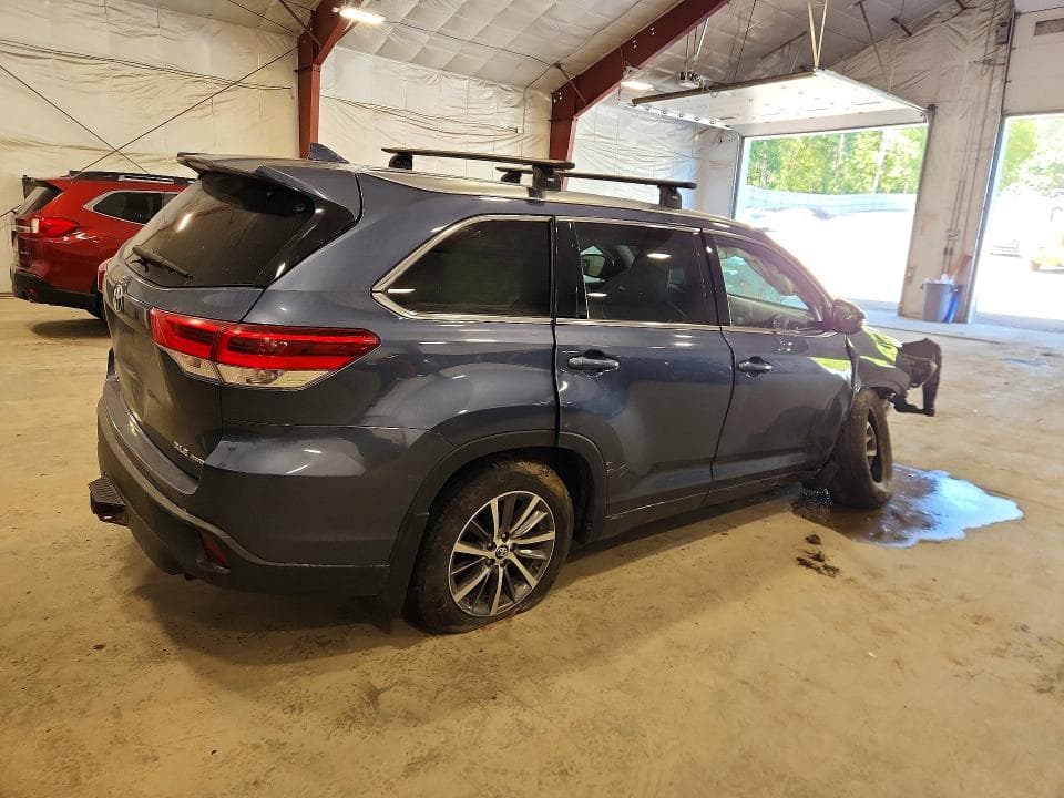 2017 TOYOTA HIGHLANDER XLE 3