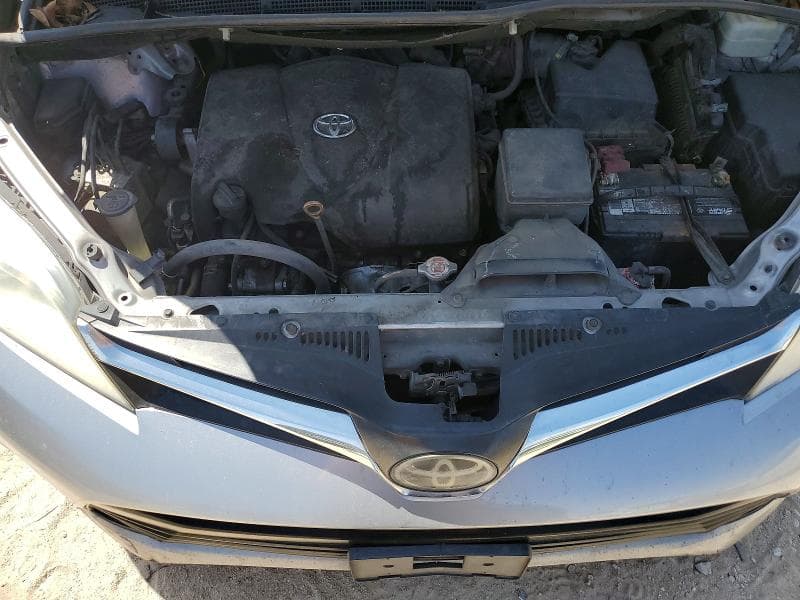 2018 TOYOTA SIENNA LE 12