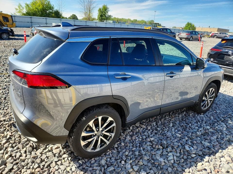 2022 TOYOTA COROLLA CROSS XLE 3