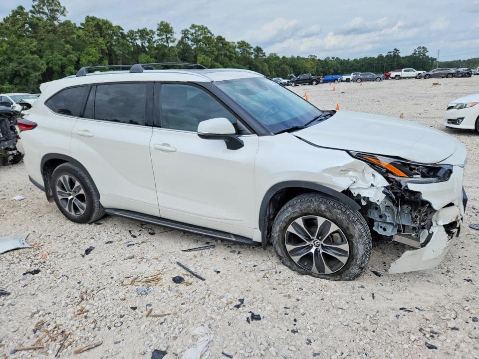2021 TOYOTA HIGHLANDER XLE 4