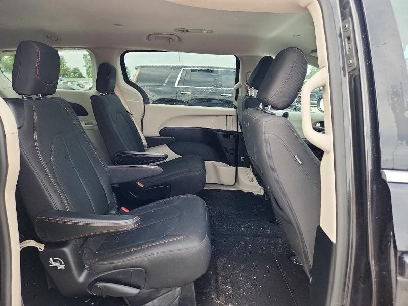 2017 CHRYSLER PACIFICA LX 11