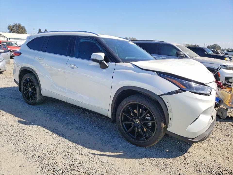 2021 TOYOTA HIGHLANDER XLE 4