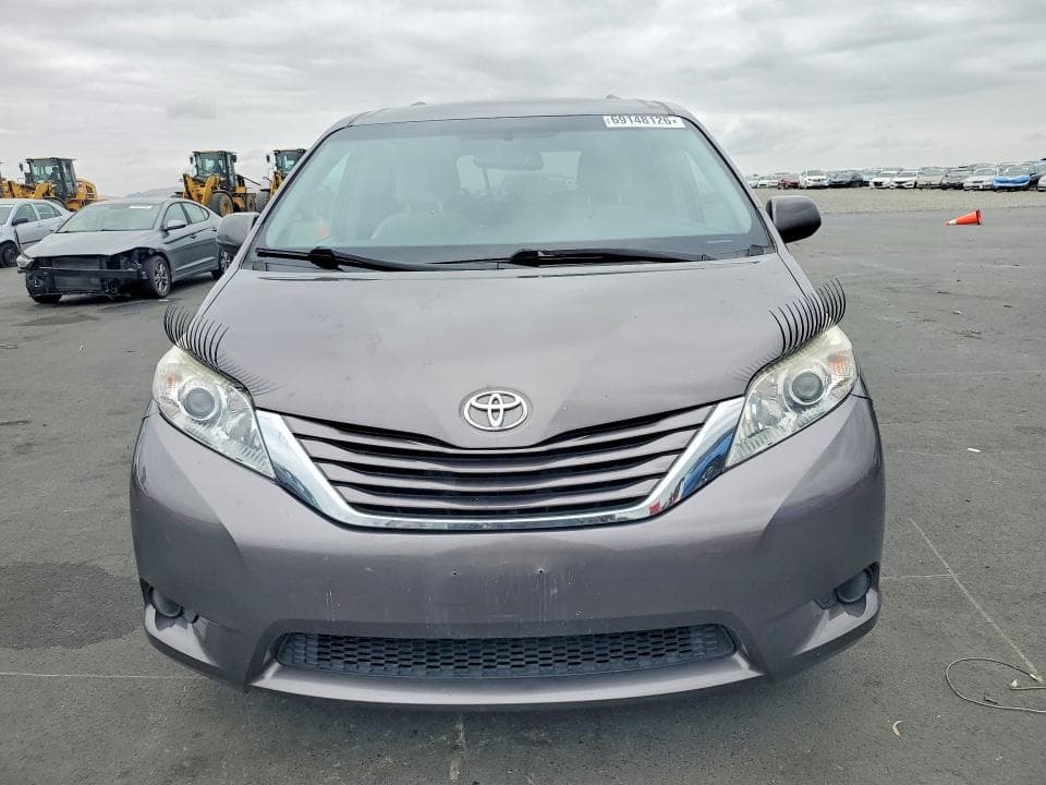 2017 TOYOTA SIENNA LE 5