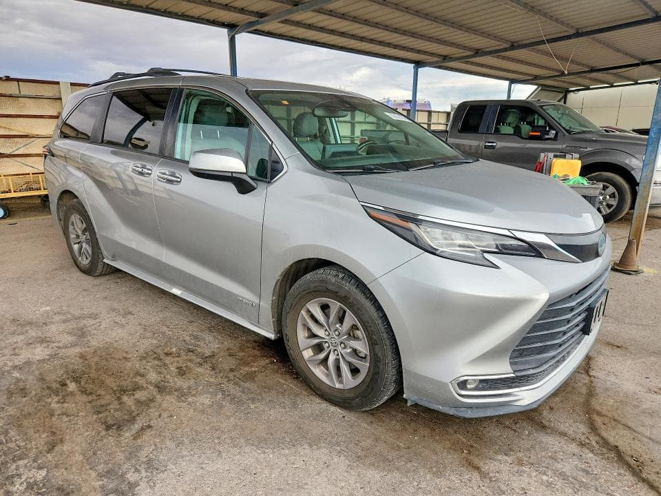 2021 TOYOTA SIENNA XLE 4