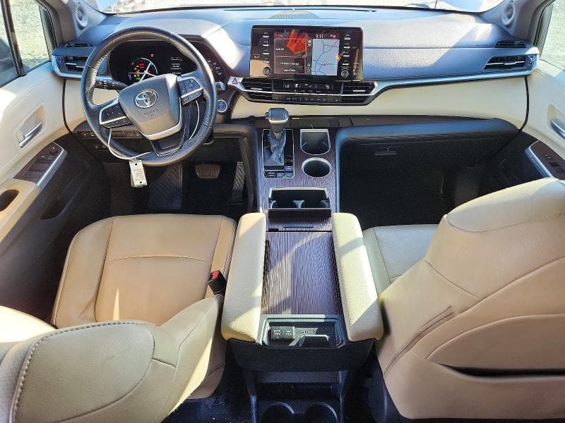 2021 TOYOTA SIENNA XLE 8