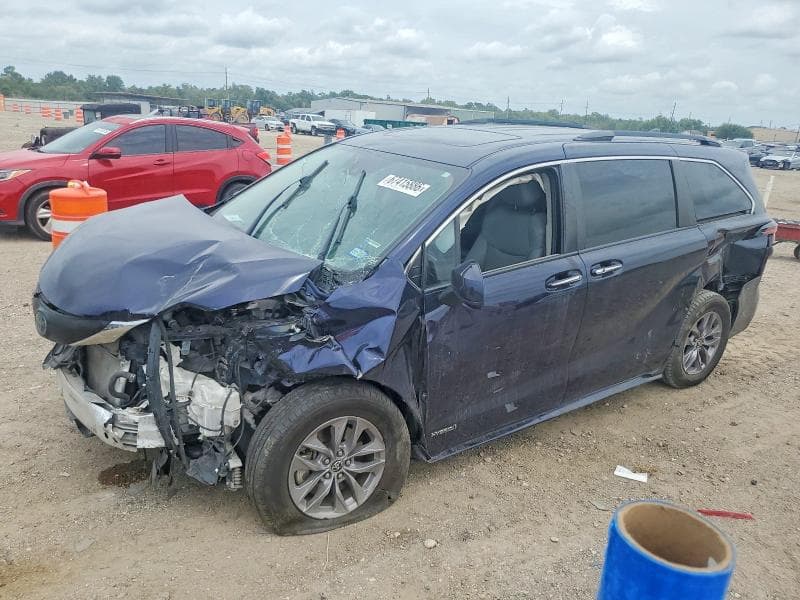 2021 TOYOTA SIENNA XLE 3