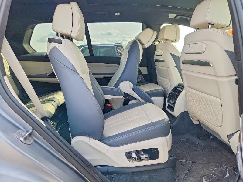 2025 BMW X7 M60I 11
